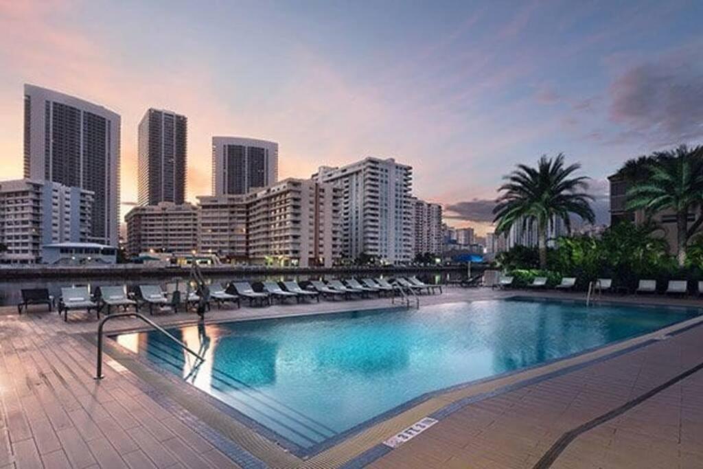 Ocean Views - Pool & Gym - Pet Friendly - Close To Beach Hallandale Beach Eksteriør billede